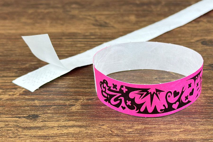 fel-rose afvalvrije polsbandjes van 19mm breed, waarbij het lipje van de plakstrook aan het polsbandje blijft hangen